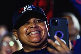 Democratic presidential nominee Vice President Kamala Harris during a  campaign event at the Ellipse near the White House. Campaign 24.  @washingtonpost @kamalaharris @douglasemhoff