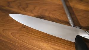 Adoptez La Bonne Technique Pour Affuter Un Couteau Comme Un Pro Le Chef Hugo Saint Jacques Partage Une Astuce Toute Simple Pour Y Arrive Couteau Le Chef Zeste