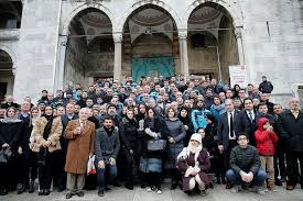 Kuşaktan dedesi olan sultan i̇kinci abdülhamid han'ın tahttan indirildikten sonra mecburi ikamete. 7 Ulkeden 40 Torunu Sultan 2 Inci Abdulhamid Han In Kabrini Ziyaret Etti Son Dakika Haberler