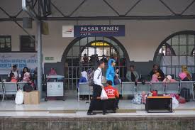 Kereta bandara melintas di kawasan benda, tangerang. Musim Mudik Ladang Rezeki Porter Stasiun Pasar Senen Halaman All Kompas Com