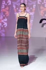 Desain baju kain tenun, baju tenun ikat kombinasi, motif kain tenun ikat dari sumba barat, contoh kain tenun ikat ganda, jual kain etnik murah, model baju tenun wanita, kain tenun untuk bahan baju 100 Ide Kain Tenun Ntt Pakaian Wanita Pakaian Model Pakaian