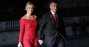 Jak se daří na sólové dráze, vyprávěl čtenářům idnes zpěvák, muzikant a také překladatel robert křesťan, který vystoupí na festivalu zahrada. Premier Babis Se V Parizi Setkal S Kunderou Nabidl Mu Ceske Obcanstvi Prezidentu Macronovi Daroval Obraz Irozhlas Spolehlive Zpravy