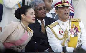 Hai năm sau đó, tạ đình phong cũng kết hôn với trương bá chi trong một hôn lễ bí mật tại nước ngoài mà không có người thân nào tham dự. Gia Ä'inh VÆ°Æ¡ng Phi Thai Lan Bá»‹ TÆ°á»›c Ngoi Vá»‹ Hoang Tá»™c