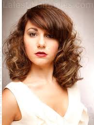 This style is right to go for wavy hair texture. 24 Medium Hairstyles For Oval Faces In 2021