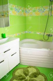 Im grünen badezimmer gibt es viel frisches für leib und seele. Grunes Badezimmer Interieur Eckbadewanne Lizenzfreie Fotos Bilder Und Stock Fotografie Image 43853333