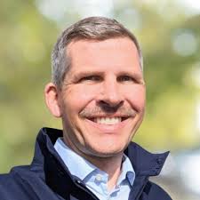 I have a new job and work now as a Senior Data Architect for Swiss Re.