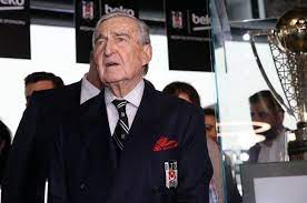 Beşiktaş başkanı ahmet nur çebi, kulüp üyeliğinde 60'ıncı yılını dolduran rahmi koç'a 60'ıncı yıl üyelik mazbatasını takdim etti. Rahmi Koc Tan Besiktas A Dev Bagis