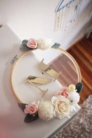 baby nursery decoration pompom and floral hoop pastel pink color wreath baby gift baby shower gift elisi fikirleri bebek dugun yaratici fikirler