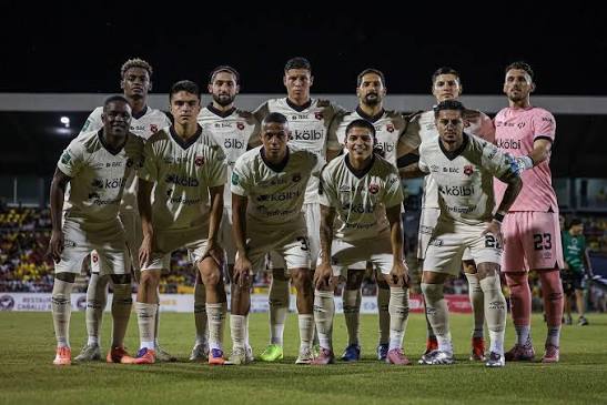A cuatro fechas de finalizar la Primera Vuelta del Torneo Apertura 2025 dedicado a Hernán Morales, Liga Deportiva Alajuelense vuelve al Primer Lugar con 30 puntos, con un partido menos que se