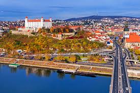 Ontdek de unieke charme van de stad met haar klassieke en eigentijdse architectuur. Afbeeldingen Slowakije Bratislava Brug Najaar Wegen Rivieren Gebouw