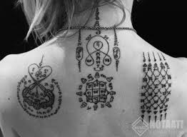 Trong ảnh là cánh tay trái của martin kendall, chủ bangkok ink với hình xăm 5 dòng được gọi là hay taew, hình xăm phổ biến nhất trong các loại xăm sak yant. Hinh XÄƒm Bua May Máº¯n Thai Lan Nhá»¯ng Ä'iá»u Báº¡n ChÆ°a Biáº¿t Y NghÄ©a Hinh XÄƒm 5 Dong Thai Lan