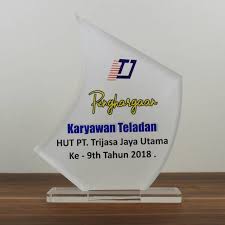 Dalam cd desain sertifikat format psd terdapat 22 buah desain sertifikat dan desain piagam penghargaan dengan gaya modern dan klasik. Piagam Penghargaan Plakat Penghargaan Plakat Wisuda Standee Akrilik Murah Kpopstuff Plakat Exo Shopee Indonesia