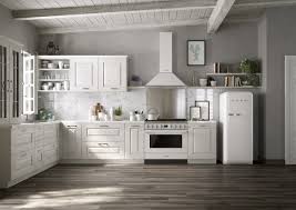 Ein Kuchentraum In Weiss Mit Retro Kuhlschrank Und Unseren Neuen Standherden Der Portofino Reihe Demnachst Im Kuche Retro Wohnung Kuche Dekoration Haus Kuchen