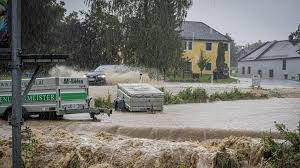 Hausdächer seien vom hagel regelrecht durchlöchert worden. Schwere Unwetter In Osterreich Hagelflieger Sturzt Ab Hochzeitsfeier Geflutet The Weather Channel Artikel Von The Weather Channel Weather Com