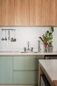 Cocina pequeña blanca y con barra para dividir ambientes. Cocinas De Color Verde Modernas Casa Web