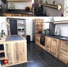 Cette Idee De Cuisine A Ete Trouvee Sur Internet Est Entierement Construite Et Decoree Avec Des Palettes De L Idee Cuisine Cuisine En Palette Meuble Cuisine