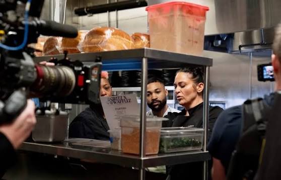 Did you catch last night's episode of Kitchen Undercover on @foodnetwork ?  👀 @chefantonia & @arriola9221 were watching! Tune in to @FoodNetwork now  to catch us on #KitchenUndercover! 🎉📺 #gritznwafflez #losangelesfood  #foodnetwork