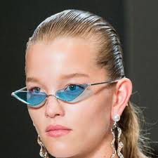 Que vous soyez homme ou femme et quel que soit votre âge, toutes les marques de renom, ainsi que des modèles peu onéreux sauront habiller votre vision l'été en toute sécurité. ÙˆØ³ÙŠÙ… Ø¥Ù…Ø¨Ø±Ø§Ø·ÙˆØ±ÙŠØ© Ø§Ù„ÙˆØ·Ù† Ø§Ù„Ø§Ù… Tendance Lunette De Soleil Femme 2018 Skazka Devonrex Com