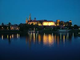 Kraków nocą kosmopolityczny kraków niepowtarzalna atmosfera krakowa przyciąga jak magnes , szczególnie wyczuwa się to na kosmopolitycznym, krakowskim rynku, ale i zaułki znacznie rzadziej odwiedzane, a może właśnie szczególnie one decydują o niepowtarzalności tego miejsca. Co Robic W Krakowie Wieczorem Czyli Nocne Zwiedzanie Karkowa Czyli Czego Nie Widac W Dzien Dostrzezesz Gdy Wszyscy Pojda Juz Spac Informator Krakow