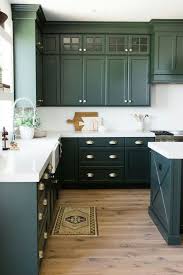 Kuhnya Derevo Interer Dizajn Stoleshnica Zelenyj Kitchen Wood Design Interior Green Tabletop Olivkovaya Kuhnya Zelenaya Kuhnya Pereplanirovka Kuhni