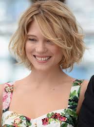 Le Carre Flou De Lea Seydoux Pour Affiner Un Visage Poupon Coupe De Cheveux Qui Rajeunit Coupe De Cheveux Coiffure Visage Carre