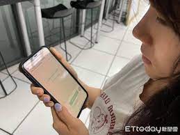 因為 ptt 上的資訊真的很豐富，台灣有不少團隊也致力於開發從手機瀏覽 ptt 的應用程式，讓使用者無論走到哪，只要拿起手機滑動手指，就能輕鬆使用 bbs，例. B3fu7p1p1bbyym