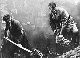 In der historischen forschung besteht die einhellige auffassung, dass er hier die öffentlichkeit über seine politischen pläne täuschte. Adolf Hitler Wikipedia