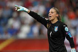 Sempre sbirciando nella sua vita privata sappiamo che la bella giuliani è felicemente impegnata. Laura Giuliani Portiere Calcio Femminile Chi Sono Le Azzurre In Campo Io Donna