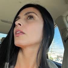 Hola karina , me encantas , vivo en cartagena y tu.