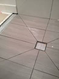 идея душевая кабина из плитки со сливом в полу фото Delaem Pol Dlya Dushevoj Kabiny Bez Poddona Betonnyj Dush Betonnye Poly Plitka V Dushe