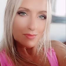 Bounce when she walk 🎵, swag never stop