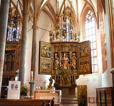 Jahrhundert und dem mächtigen glockenturm auf einem hügel südlich des dorfteils «vitg dadens». Katholische Kirche Innen Beyondarts App