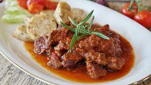 Il gulasch all'ungherese è una ricetta delle terre magiare ormi conosciuta in tutto il mondo. Ricetta Goulash All Ungherese Scopri Gli Ingredienti E Come Prepararlo
