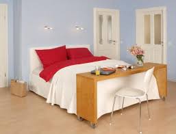 Betttablett Bauen Und Im Bett Fruhstucken Wir Erklaren Ausfuhrlich Wie Man Ein Tablett Fur Das Bett Bett Selber Bauen Bett Selber Machen Wohnung Platzsparend