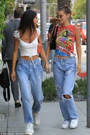 Denim Mom Jeans Celebrity Gigi Hadid Model Kylie Jenner Kim Kardashian In 2020 Outfit 2000er Jahre Mode Outfit Ideen