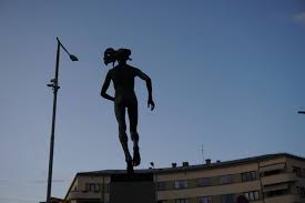 Grete waitz has been running for more than 40 years. Grete Waitz Statue Oslo Wanderdisney