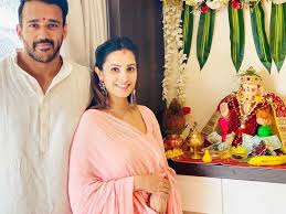 Anita hassanandani (born 14 april 1981) is an indian actress who primarily works in hindi, telugu, and tamil films and serials. Fans Speculate Naagin S Anita Hassanandani Is Pregnant After Husband Rohit Reddy Posts A Video Times Of India