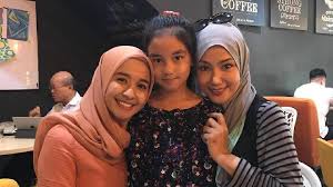 Ia mengunggah ulang unggahan foto erra fazira saat aleesya tengah bergiliran bersamanya. Laudya Cynthia Bella Akrab Dengan Mantan Istri Suami Ini Risiko Gaya Tempo Co
