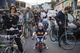 Autofahrer zeigten sich verärgert und beschwerten sich teilweise bei der polizei. Velodemo In Zurich Fliesst Der Verkehr Langsamer