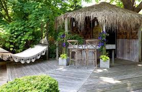 Sala, comedor, cocina, 2 recámaras, 1 baño,patio de servicio, escalera para. Como Hacer Una Barra De Bar En El Jardin 20 Bares De Exterior