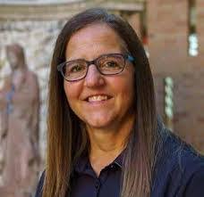 Carolyn Cull's Instagram, Twitter & Facebook