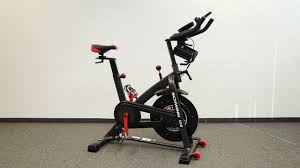 The bike comprise of a mobile stand that enables you to use your phone while working out. Velo De Rotation Schwinn Ic8 Avec Peloton En Test Tech Astuce