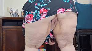 Boss was surprised to find Secretary dress lifted & pussy exposed - XNXX.COM