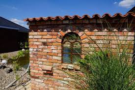Ruinenmauer Selber Bauen Altpreussische Backsteine Mediterrane Dachziegel In 2020 Ruinenmauer Ziegelbau Steinmauer Garten
