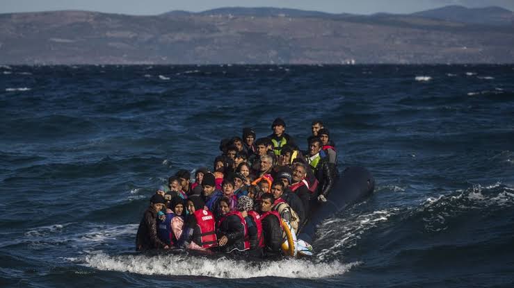 Migrant crisis: 22 drown off Greek islands - BBC News