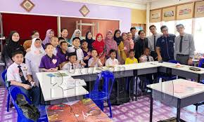 Surya, 1975) mengartikan bimbingan sebagai proses bantuan terhadap individu untuk mencapai pemahaman diri yang dibutuhkan untuk melakukan penyesuaian diri secara maksimum di sekolah. Siswa Guru Pismp Bimbingan Dan Kaunseling Lawat Sk Kukusan Tawau Utusan Borneo Online