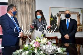 Η γιάννα δασκαλάκη τελείωσε το α' λύκειο θηλέων του ηρακλείου και σπούδασε στη νομική σχολή, στο αριστοτέλειο πανεπιστήμιο θεσσαλονίκης, από η γιάννα αγγελοπούλου προφανώς και έχει προτερήματα που την κάνουν να ξεχωρίζει. Korin8os Th Gianna Aggelopoyloy Ypodex8hke O Basilhs Nanopoylos Eikones Loutrakiblog