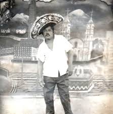Iba a bordo de su vehículo rojo rotulado con la palabra prensa al frente de la unidad. Jacinto Romero Flores Community Facebook