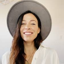 Lindsay Elliott's Instagram, Twitter & Facebook