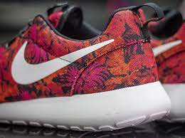 Nike sportswear has been giving aloha vibes to many the upper on this nike roshe run features floral patterns in different colors, giving you all kinds of aloha vibes for the spring season. Legeme Champignon Besejret Nike Roshe Flower Print Tegne Forsikring Tunge Koncert